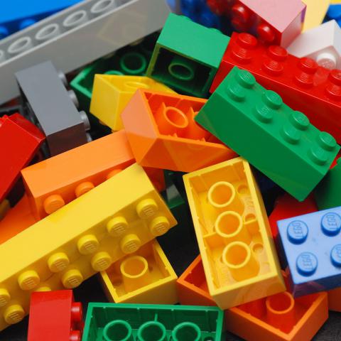 Departamento en Manhattan con escalera adornada con 20,000 piezas de Lego