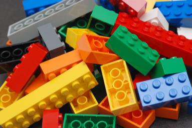 Departamento en Manhattan con escalera adornada con 20,000 piezas de Lego